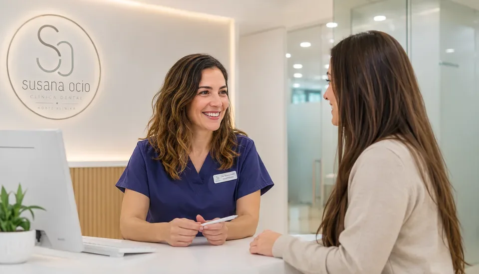 Dra. Susana Ocio recibiendo con cercanía a una paciente que vuelve al dentista