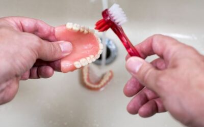 ¿Cómo limpiar una prótesis dental?