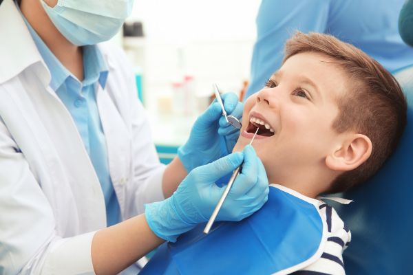 Primera Visita al Dentista sin Miedos: Guía para Padres en Vitoria