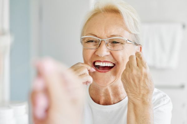 ¿Por Qué se Mueven los Dientes en Adultos? Causas, Prevención y Tratamientos